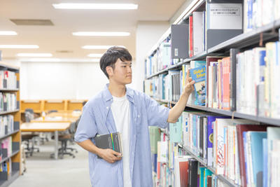 図書館でレポート用の図書を探している様子